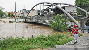 Der an die Abens angrenzende Volksfestplatz in Mainburg glich einem See. Der an die Abens angrenzende Volksfestplatz in Mainburg glich einem See.