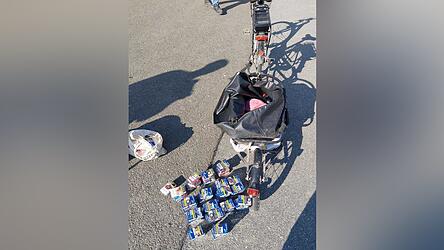 Die Bundespolizisten finden 1.740 Zigaretten in der Tasche des Fahrradfahrers.