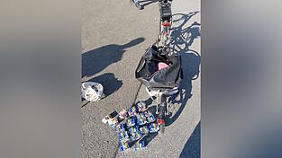 Die Bundespolizisten finden 1.740 Zigaretten in der Tasche des Fahrradfahrers.