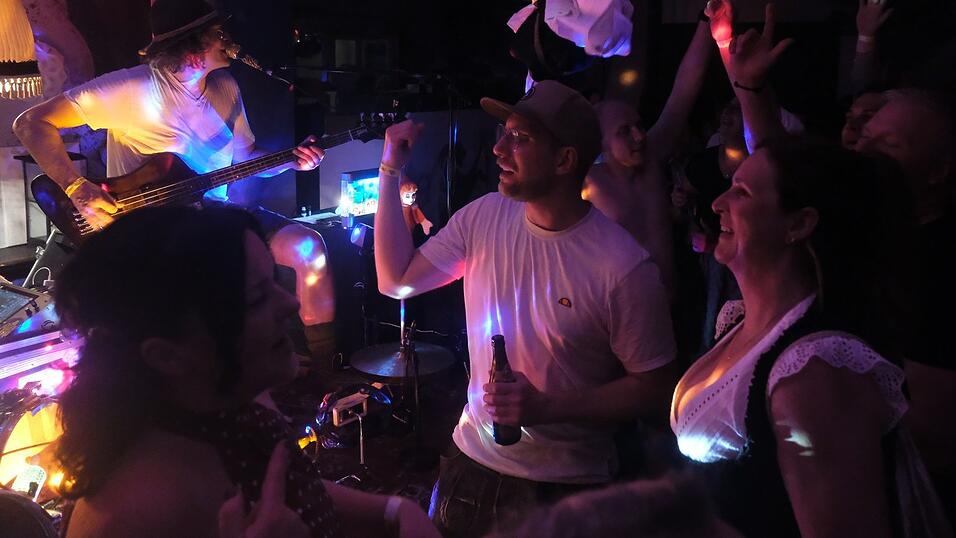 Partykl&auml;nge und z&uuml;nftige Kapellen, f&uuml;r jeden Nachtschw&auml;rmer in Tracht war etwas dabei.