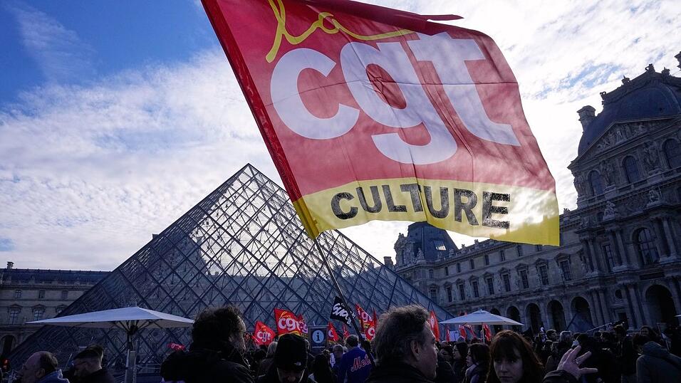 Angestellte zeigen eine Flagge der Gewerkschaft CGT vor dem Louvre, nachdem sie für einen Streik gestimmt haben. Angestellte zeigen eine Flagge der Gewerkschaft CGT vor dem Louvre, nachdem sie für einen Streik gestimmt haben.
