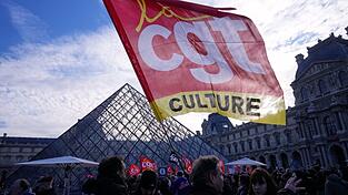 Angestellte zeigen eine Flagge der Gewerkschaft CGT vor dem Louvre, nachdem sie für einen Streik gestimmt haben. Angestellte zeigen eine Flagge der Gewerkschaft CGT vor dem Louvre, nachdem sie für einen Streik gestimmt haben.