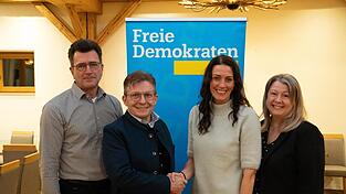 Der Landshuter Oberb&uuml;rgermeisterkandidat J&uuml;rgen Wachter sowie Stadtr&auml;tin Kirstin Sauter gratulieren gemeinsam mit Nicole Bauer dem frisch gew&auml;hlten Landratskandidaten Norbert Eglhuber.