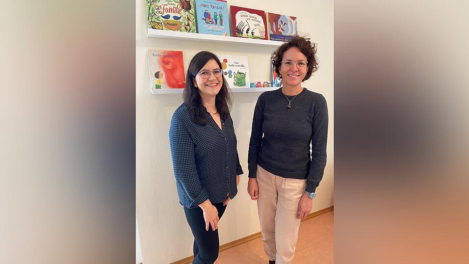Das Team der Familienberatung des Kinderschutzbunds, die Sozialp&auml;dagoginnen Melanie Amrein (links) und Julia Drotleff, ist das ganze Jahr &uuml;ber f&uuml;r Familien da. Am Zeugnistelefon ber&auml;t Julia Drotleff unter der Nummer 09421/7899-345.