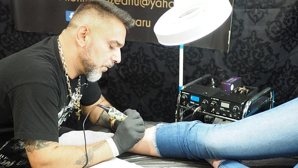 Rund 40 Aussteller und etwa 90 Tattoo-Künstler sind auf der Tattoo Convention in Straubing vertreten. Rund 40 Aussteller und etwa 90 Tattoo-Künstler sind auf der Tattoo Convention in Straubing vertreten.