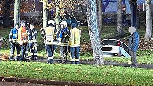 Das Auto des Seniors rollte in den Allachbach. Das Fahrzeug musste von einem Abschleppunternehmen geborgen werden.