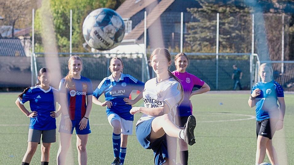 Die Entwicklung im Mädchen- und Frauenfußball geht wieder in die richtige Richtung - ähnlich wie dieser gezielte Schuss. Die Entwicklung im Mädchen- und Frauenfußball geht wieder in die richtige Richtung - ähnlich wie dieser gezielte Schuss.