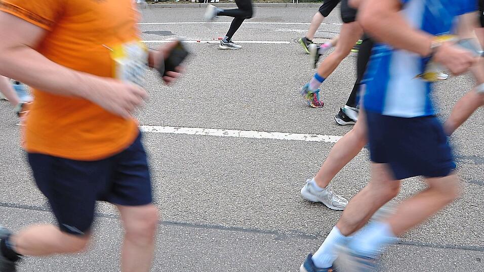 Rund 6.000 Menschen sind am Sonntag beim Regensburg Marathon durch die Stadt gelaufen. Während wie im Bild an manchen Stellen Absperrgitter und Flatterband den Streckenverlauf regelten, vermisste eine Anwohnerin in der Gumpelzhaimerstraße vorab Informationen. Rund 6.000 Menschen sind am Sonntag beim Regensburg Marathon durch die Stadt gelaufen. Während wie im Bild an manchen Stellen Absperrgitter und Flatterband den Streckenverlauf regelten, vermisste eine Anwohnerin in der Gumpelzhaimerstraße vorab Informationen.