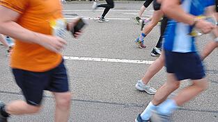 Rund 6.000 Menschen sind am Sonntag beim Regensburg Marathon durch die Stadt gelaufen. Während wie im Bild an manchen Stellen Absperrgitter und Flatterband den Streckenverlauf regelten, vermisste eine Anwohnerin in der Gumpelzhaimerstraße vorab Informationen.