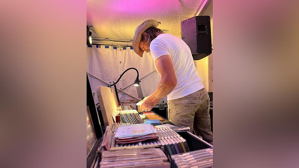 Eine Lampe hilft DJ Schinken, die richtige CD zu finden.