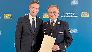 Regierungspräsident Rainer Haselbeck überreichte Stadtbrandmeister Hubert Blaim die höchste Feuerwehrauszeichnung Bayerns. Regierungspräsident Rainer Haselbeck überreichte Stadtbrandmeister Hubert Blaim die höchste Feuerwehrauszeichnung Bayerns.