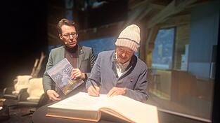 Deggendorfs Oberb&uuml;rgermeister&nbsp;Christian Moser&nbsp; freute sich &uuml;ber den Eintrag ins Buch der Stadt.