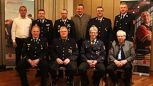 Ein halbes Jahrhundert ehrenamtliche Arbeit: Josef Perlinger und Johann Raab wurden f&uuml;r 50-j&auml;hrige aktive Dienstzeit bei ihren Feuerwehren ausgezeichnet.