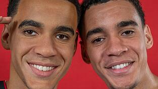 Welcher ist der echte? Jamal Musiala (rechts) und seine Wachsfigur von Madame Tussauds.