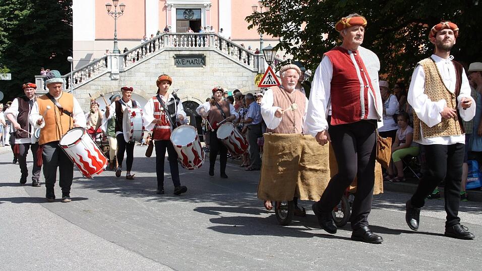 Die schönsten Augenblicke des historischen Drachenstich-Festzuges 2016. Die schönsten Augenblicke des historischen Drachenstich-Festzuges 2016.