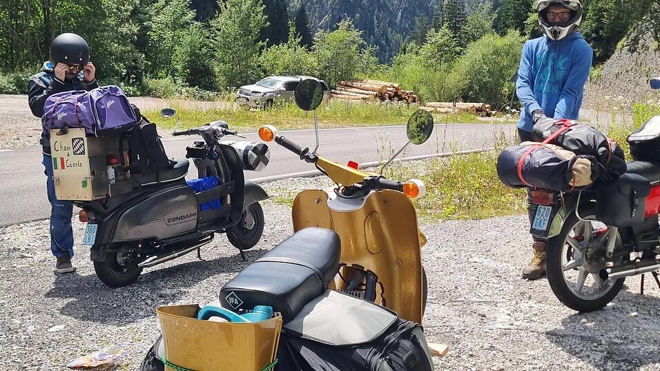 Die Mopeds und Roller sind für die insgesamt neun Tage dauernde Reise mit Gepäck, Werkzeug und Ersatzteilen voll beladen. Die Mopeds und Roller sind für die insgesamt neun Tage dauernde Reise mit Gepäck, Werkzeug und Ersatzteilen voll beladen.