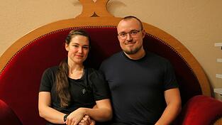 Franziska Finkenzeller und Paul Haucke sitzen auf dem Thron im Zeughaus.