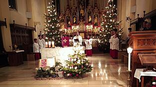Dekan J&uuml;rgen Josef Eckl feierte in der feierlich beleuchteten Pfarrkirche Mari&auml; Himmelfahrt das Hochfest des Herrn.