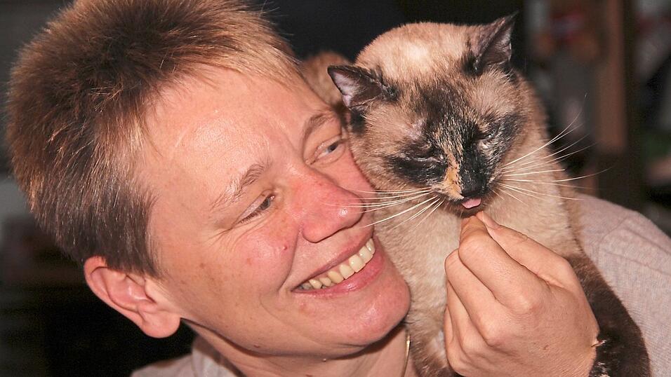 Sabine Toni zusammen mit ihrer Herzenskatze Lilly. Sabine Toni zusammen mit ihrer Herzenskatze Lilly.