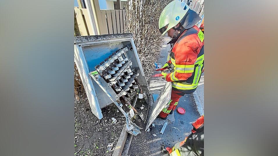 Der demolierte Verteilerkasten. Der demolierte Verteilerkasten.