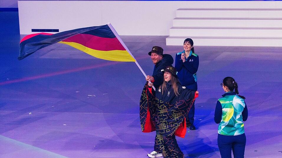 Die deutschen Fahnentr&auml;ger Christoph Schmiedt und Andrea Rothfuss.