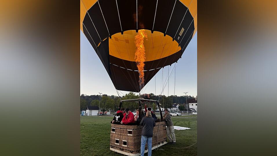 Gemeinsam hoben die Teilnehmer in Dingolfing mit dem Ballon ab.