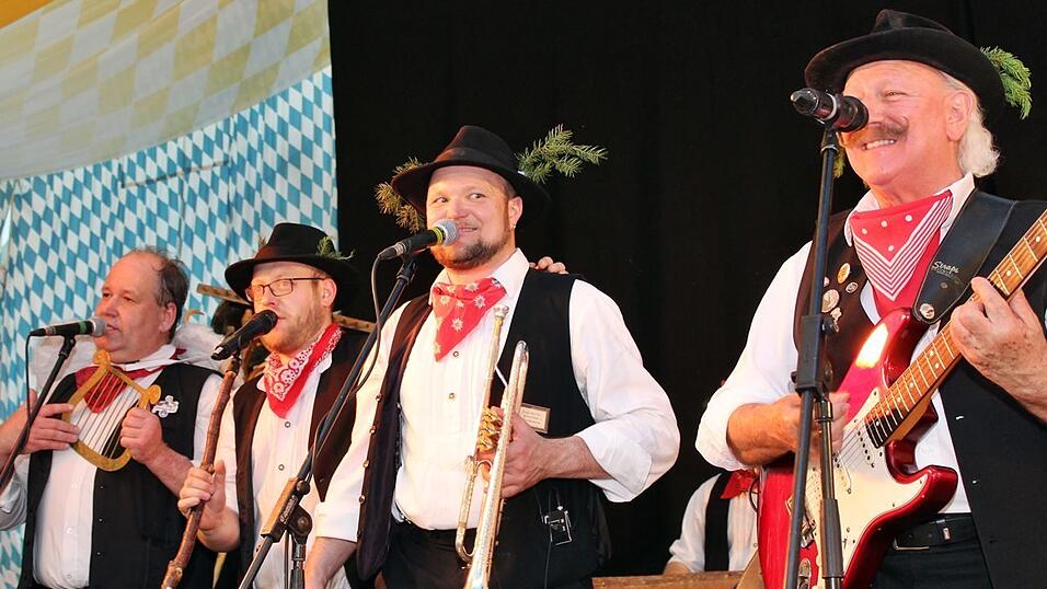 Auch am Freitag war super Stimmung am Ergoldinger Volksfest. Auch am Freitag war super Stimmung am Ergoldinger Volksfest.