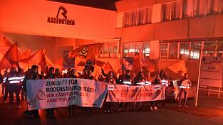 Bei der '0-Uhr-Aktion' legten Mitarbeiter der Nachtschicht bei der Firma Rodenstock die Arbeit nieder. Viele weitere Arbeitnehmer - auch aus anderen Betrieben der Region - versammelten sich auf dem Werksgelände.