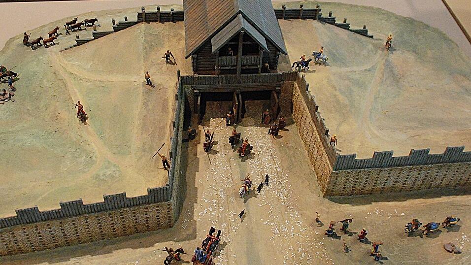 Mehr als 10.000 Menschen lebten im keltischen Manching, einer Großstadt der Antike, die ein 7,2 Kilometer langer Mauerring umgab. Im Bild die Rekonstruktion des Osttores der Stadt im Kelten-Römer-Museum von Manching. Mehr als 10.000 Menschen lebten im keltischen Manching, einer Großstadt der Antike, die ein 7,2 Kilometer langer Mauerring umgab. Im Bild die Rekonstruktion des Osttores der Stadt im Kelten-Römer-Museum von Manching.