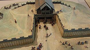 Mehr als 10.000 Menschen lebten im keltischen Manching, einer Großstadt der Antike, die ein 7,2 Kilometer langer Mauerring umgab. Im Bild die Rekonstruktion des Osttores der Stadt im Kelten-Römer-Museum von Manching.