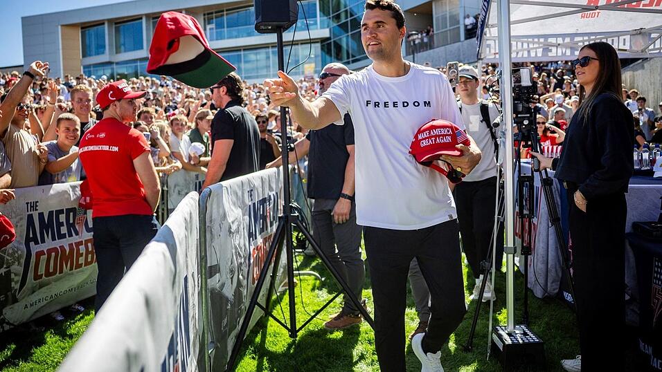 Nach dem Tod des rechten US-Aktivisten Charlie Kirk wird der Tatverdächtige wegen Mordes angeklagt. (Archivbild) Nach dem Tod des rechten US-Aktivisten Charlie Kirk wird der Tatverdächtige wegen Mordes angeklagt. (Archivbild)