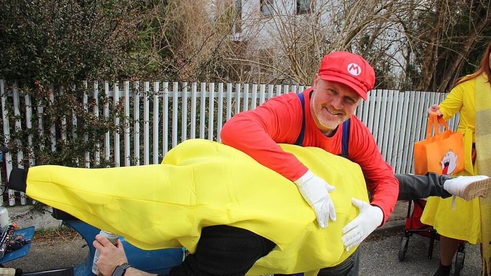 Viele Faschings-Fans haben sich am Samstag den Umzug in Langenbach angesehen. Viele Faschings-Fans haben sich am Samstag den Umzug in Langenbach angesehen.