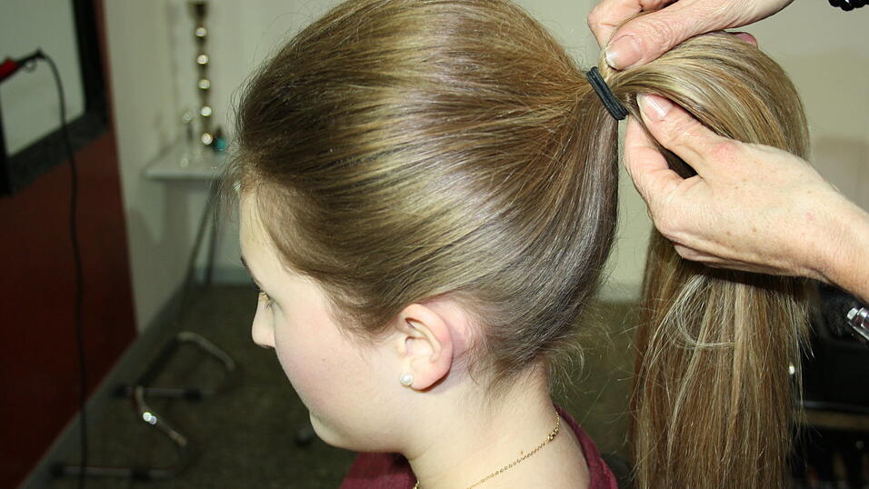 Schritt 2: Die Höhe des Zopfes bestimmen und die Haare mit einer Bürste sauber nach oben bringen. Mit einem Haargummi umwickeln. Schritt 2: Die Höhe des Zopfes bestimmen und die Haare mit einer Bürste sauber nach oben bringen. Mit einem Haargummi umwickeln.