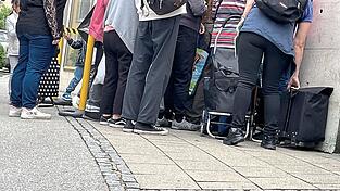 &Auml;ltere Menschen und junge M&uuml;tter mit Kindern dr&auml;ngen sich an den Eingang zur Tafel. Der Bedarf ist gro&szlig;, aber die Ware ist knapp.