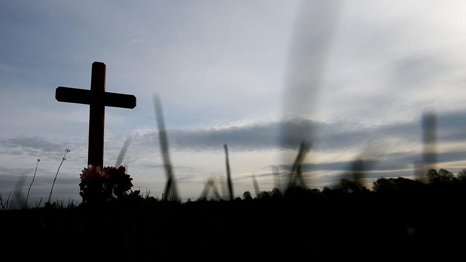 Der 20-jährige Motorradfahrer verstarb noch an der Unfallstelle. (Symbolbild) Der 20-jährige Motorradfahrer verstarb noch an der Unfallstelle. (Symbolbild)
