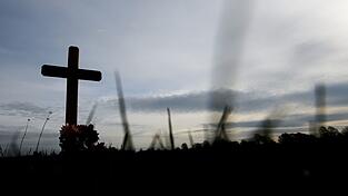 Der 20-jährige Motorradfahrer verstarb noch an der Unfallstelle. (Symbolbild) Der 20-jährige Motorradfahrer verstarb noch an der Unfallstelle. (Symbolbild)