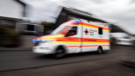 Für die Radfahrerin kommt jede Hilfe zu spät. (Symbolbild)