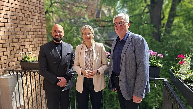 Dekanin Nina Lubomierski und Pfarrer Johannes Hesse mit Projektentwickler Christoph Saubert von Ph&ouml;nix Immobilien (links). &bdquo;Er hat die Werte der Kirchengemeinde sofort aufgegriffen&ldquo;, sagt die Dekanin.