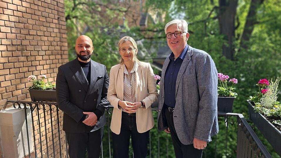 Dekanin Nina Lubomierski und Pfarrer Johannes Hesse mit Projektentwickler Christoph Saubert von Ph&ouml;nix Immobilien (links). &bdquo;Er hat die Werte der Kirchengemeinde sofort aufgegriffen&ldquo;, sagt die Dekanin.