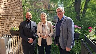 Dekanin Nina Lubomierski und Pfarrer Johannes Hesse mit Projektentwickler Christoph Saubert von Ph&ouml;nix Immobilien (links). &bdquo;Er hat die Werte der Kirchengemeinde sofort aufgegriffen&ldquo;, sagt die Dekanin.