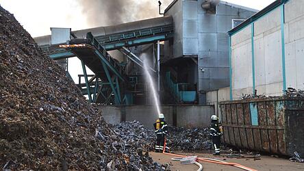 Nach ersten Erkenntnissen steht die Sortieranlage in Flammen. Nach ersten Erkenntnissen steht die Sortieranlage in Flammen.
