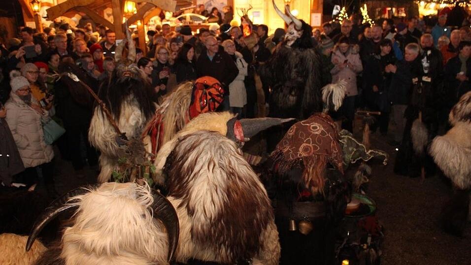 Die Perchtengruppe 'Frisinger Fratz'n' trat am Mittwochabend auf dem Landshuter Christkindlmarkt auf. Die Perchtengruppe 'Frisinger Fratz'n' trat am Mittwochabend auf dem Landshuter Christkindlmarkt auf.