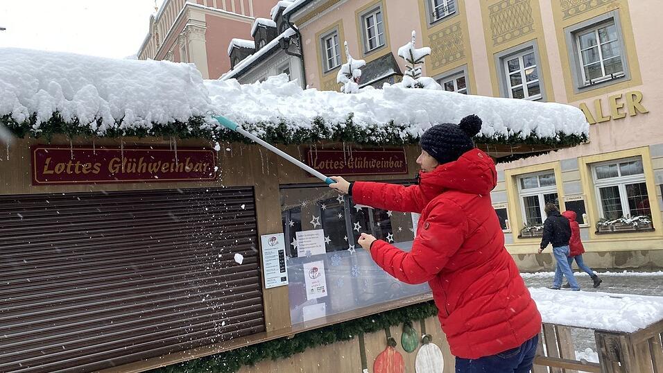 Keine Schneeschaufel zur Hand? Dann muss der Wischmopp ran.