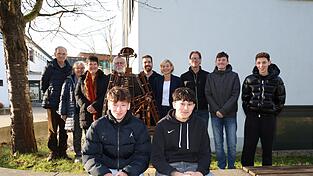 Die von Kunstschmied Hans Reif (4. v. l.) und Schülern gefertigte Skulptur haben die „Solarfreundinnen“ nun der Mittelschule überlassen. Die von Kunstschmied Hans Reif (4. v. l.) und Schülern gefertigte Skulptur haben die „Solarfreundinnen“ nun der Mittelschule überlassen.