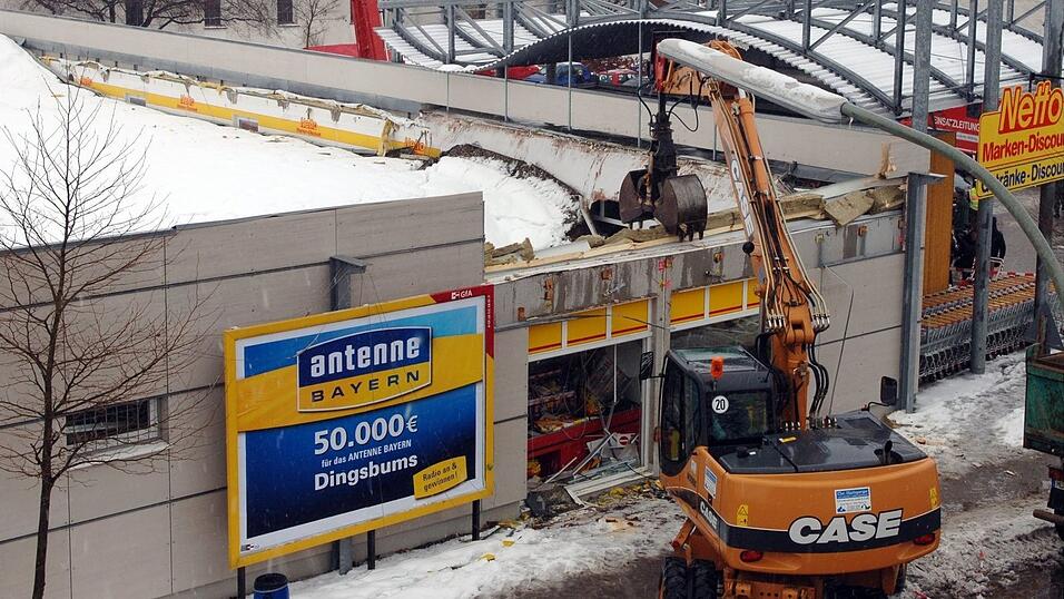 Glimpflich endete ein Dacheinsturz eines Supermarkts in T&ouml;ging. (Archivbild)
