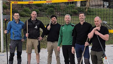 Teamarbeit f&uuml;rs Panoramabad: V&auml;ter von Wasserwacht-Kindern unterst&uuml;tzten den F&ouml;rderverein beim Herrichten des Beachvolleyballplatzes und montierten das &uuml;ber das Regionalbudget der ILE-Zellertal gef&ouml;rderte Netz: (v.l.) Josef Aschenbrenner, Daniel Sennebogen, Markus M&uuml;ller, Franz Fischl, Roman Aschenbrenner und Martin Danzer.