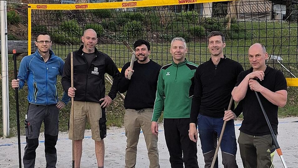 Teamarbeit f&uuml;rs Panoramabad: V&auml;ter von Wasserwacht-Kindern unterst&uuml;tzten den F&ouml;rderverein beim Herrichten des Beachvolleyballplatzes und montierten das &uuml;ber das Regionalbudget der ILE-Zellertal gef&ouml;rderte Netz: (v.l.) Josef Aschenbrenner, Daniel Sennebogen, Markus M&uuml;ller, Franz Fischl, Roman Aschenbrenner und Martin Danzer.