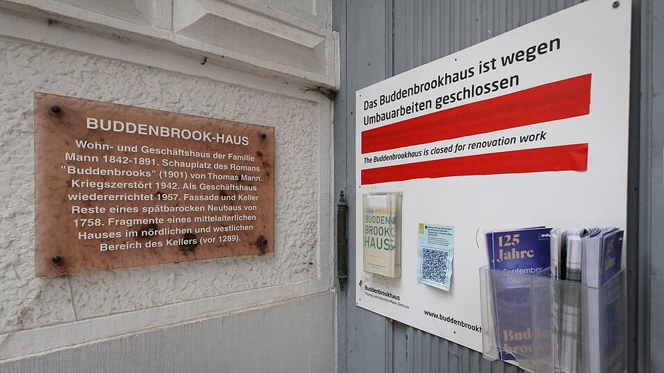 Ein Schild am geschlossenen Buddenbrookhaus in der L&uuml;becker Altstadt weist auf die Umbauarbeiten hin.