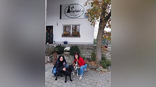 Daniela Pichlmeier (l.) und Gaby Wunner vom Regener Tierheim mit Lobo und Eibi.
