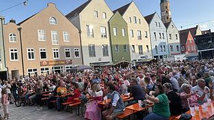 Schon nach kurzer Zeit sprang der Funke aufs Publikum über: Die Besucher schunkelten, sangen und feierten gemeinsam mit den Jungen Zillertalern. Fotos: Marlies Wälischmiller Schon nach kurzer Zeit sprang der Funke aufs Publikum über: Die Besucher schunkelten, sangen und feierten gemeinsam mit den Jungen Zillertalern. Fotos: Marlies Wälischmiller